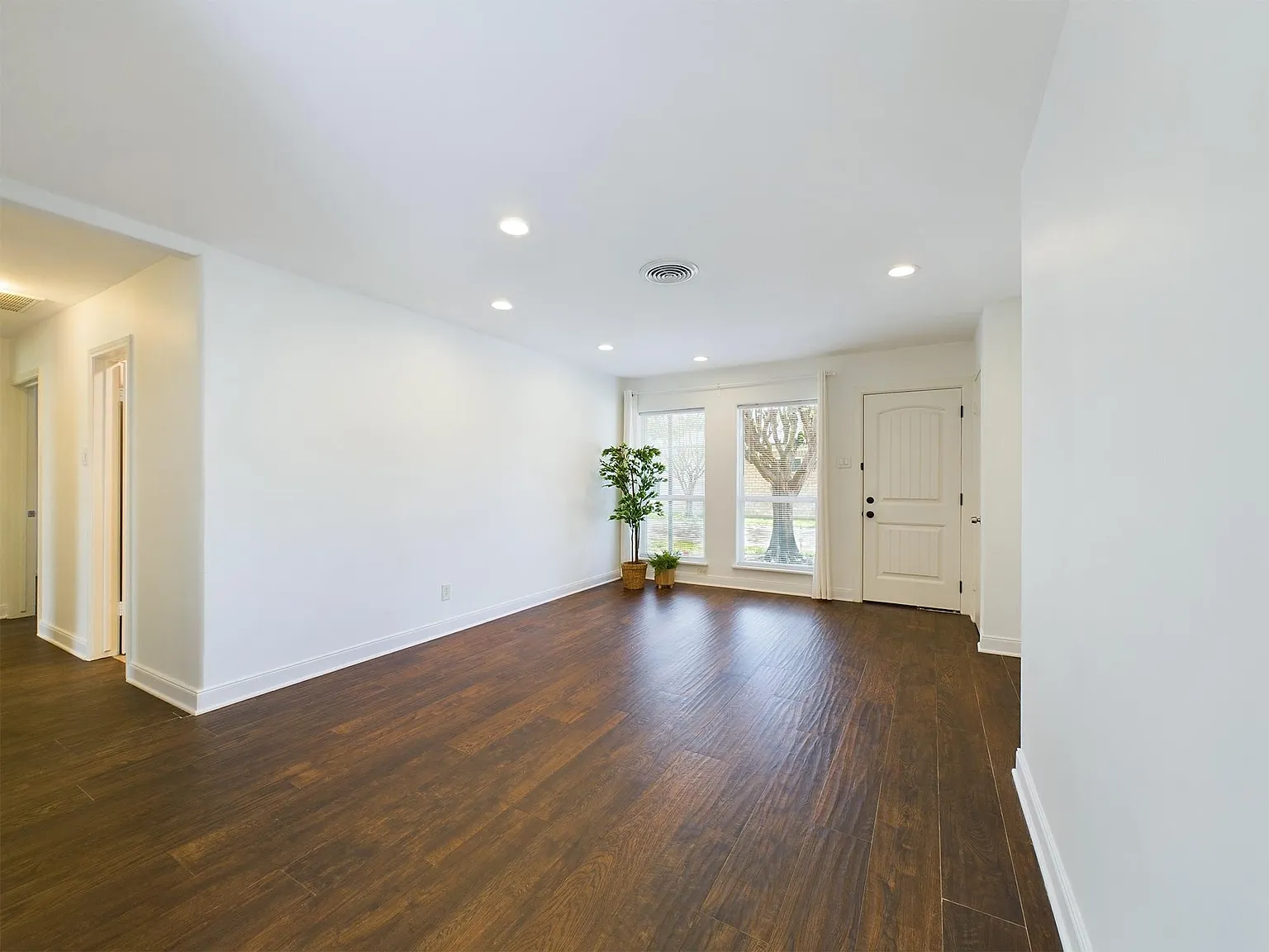 3 bed, 2.0 bath, 1054 sqft, $2,350 — Photo 3