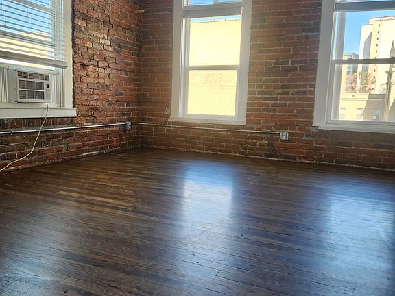 4th image of 2711 Leavenworth St APT 3