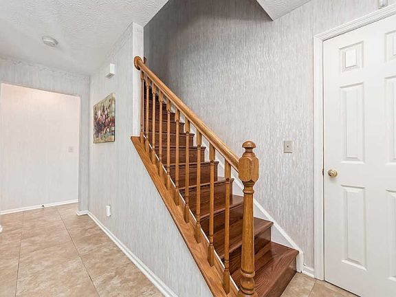 3rd image of 618 Shadewood Ct