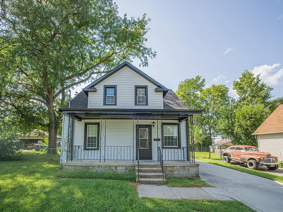 1528 E 17th Ct