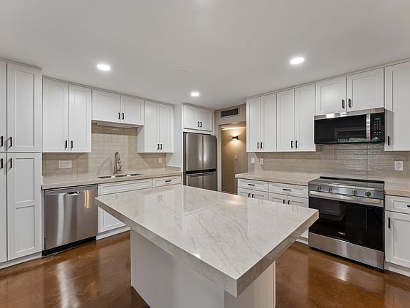 New Remodeled Kitchen w/ Quartz Countertops and Island Seating