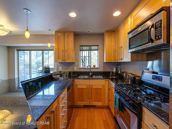 4th image of 562 E Hall Ave