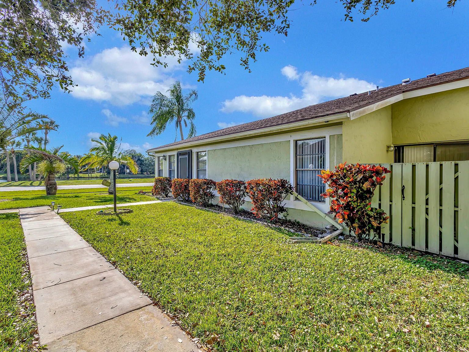 3 bed, 2.0 bath, 1468 sqft, $2,800 — Photo 2