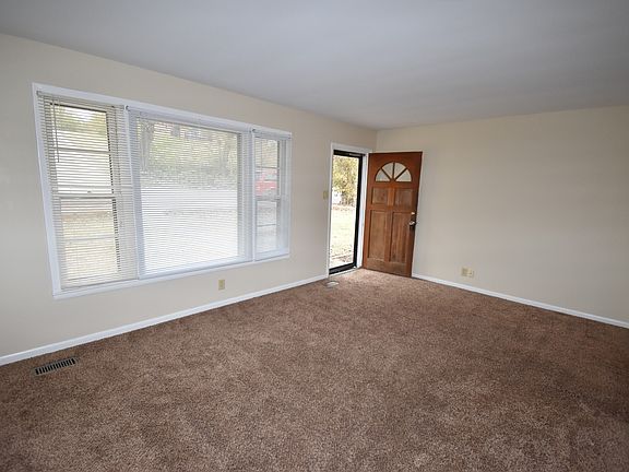 5th image of 512 Rosewood Dr