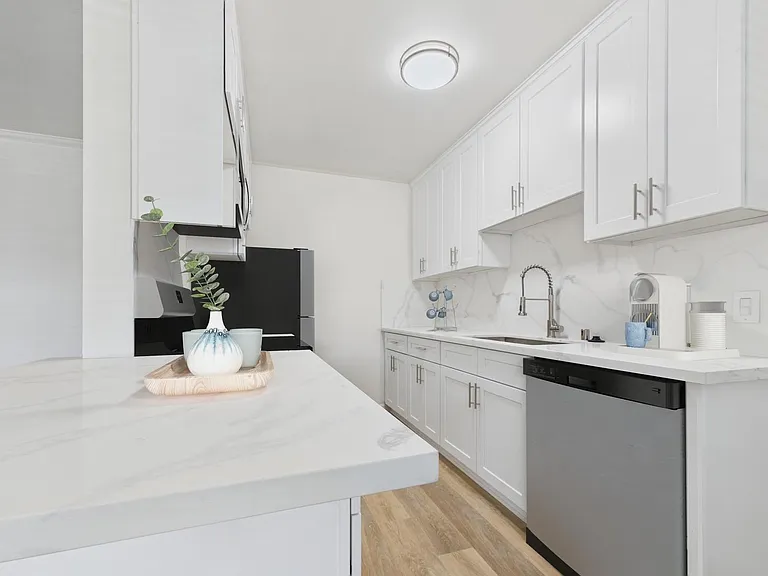 1102 Idaho Apartments — Photo 2