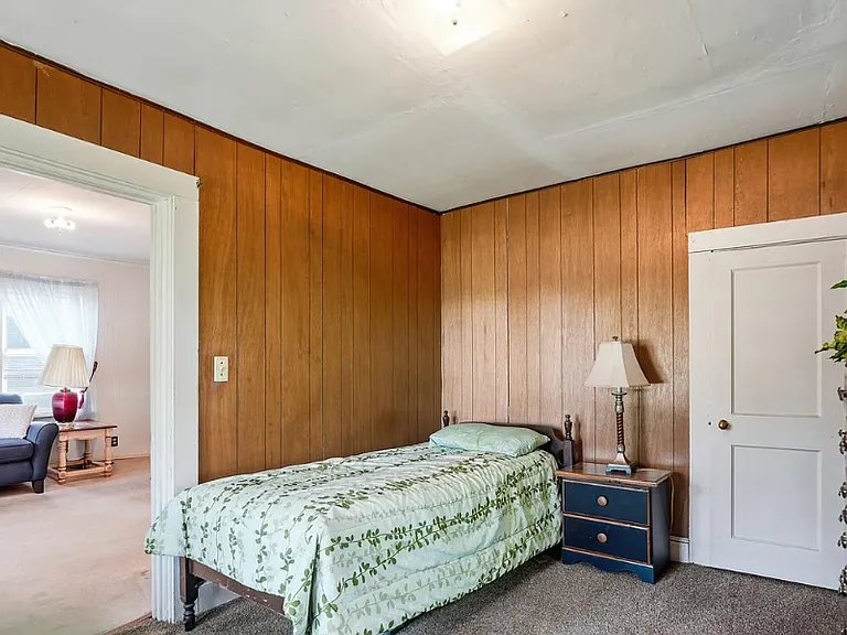 923 Elizabeth St — Photo 15