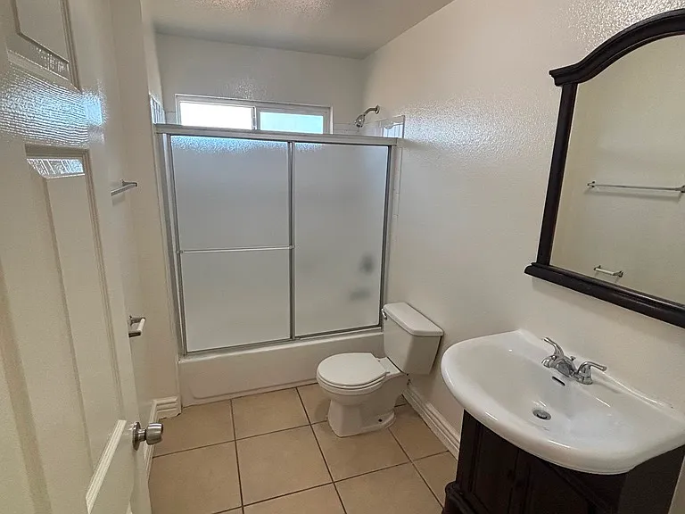 906 E 52nd Pl — Photo 10