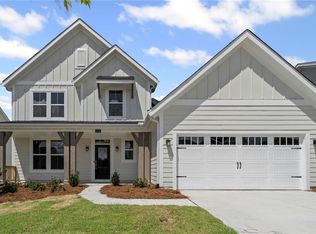 670 Crystal Lake Pkwy, Hoschton, GA 30548