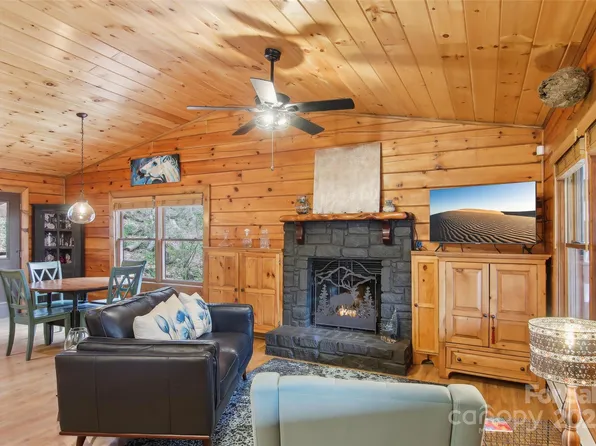 680 Creekside Dr, Maggie Valley, NC 28751