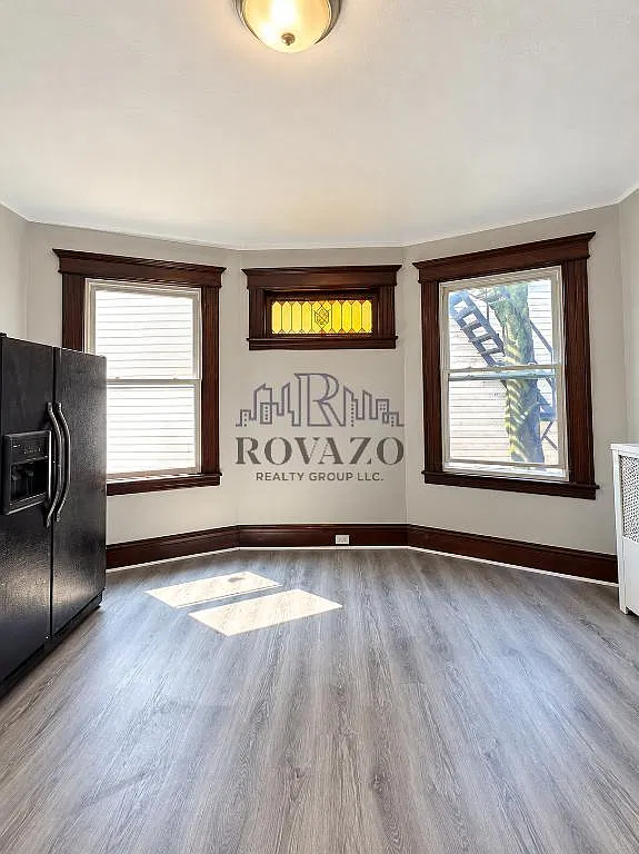 4 bed, 900 sqft, $2,300 — Photo 3