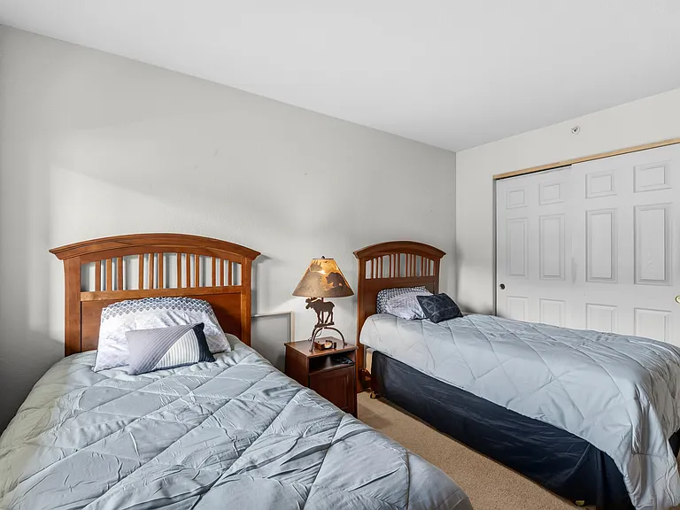 Twin bedroom downstairs