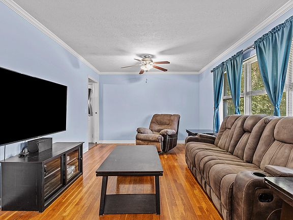 5th image of 1011 E Circle Dr