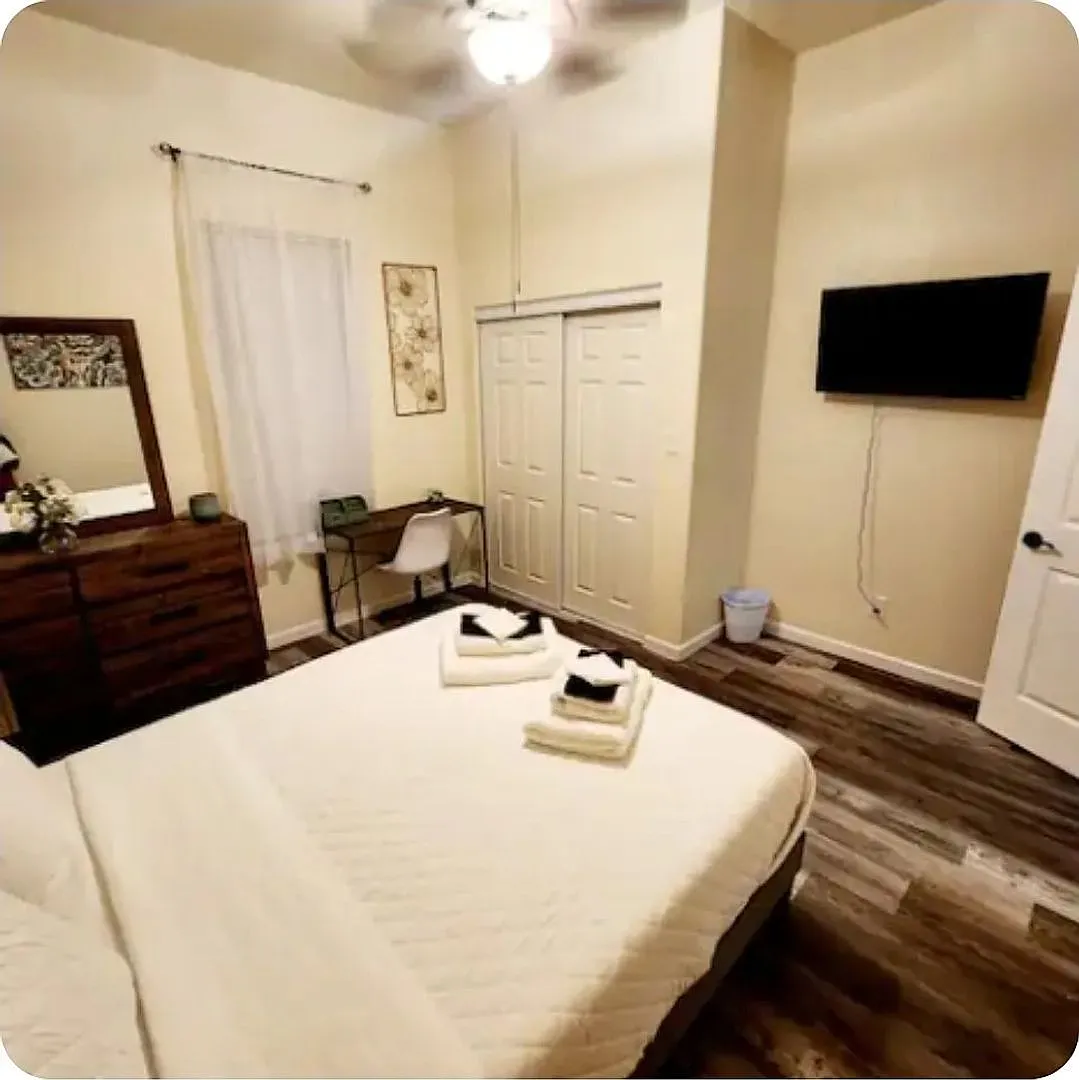Room in 3 Bedroom Home in San Antonio — Photo 4