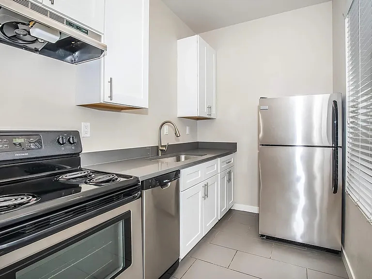 100 on 6th *Limited Time Concession: Now Offering 1 Months Free Rent* — Photo 28