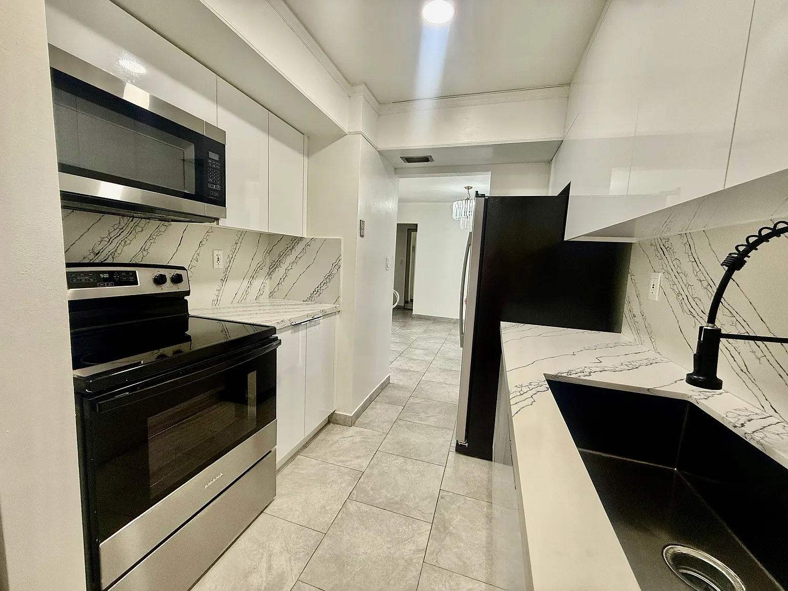 2 bed, 1037 sqft, $2,500 — Photo 2