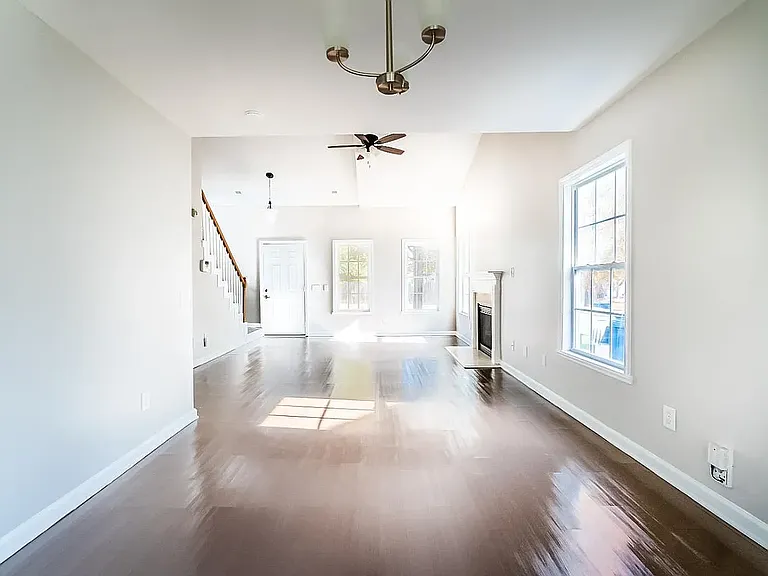 1002 Mallory Ln — Photo 11