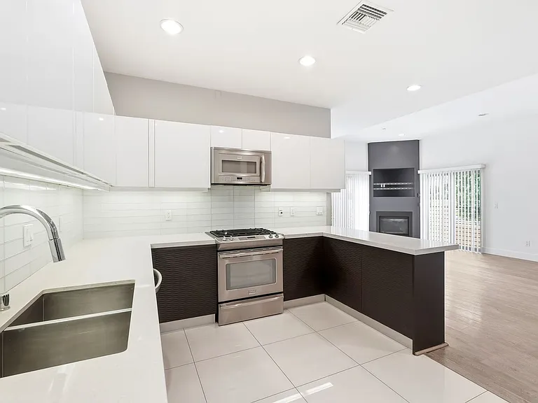 11305 Moorpark St — Photo 31