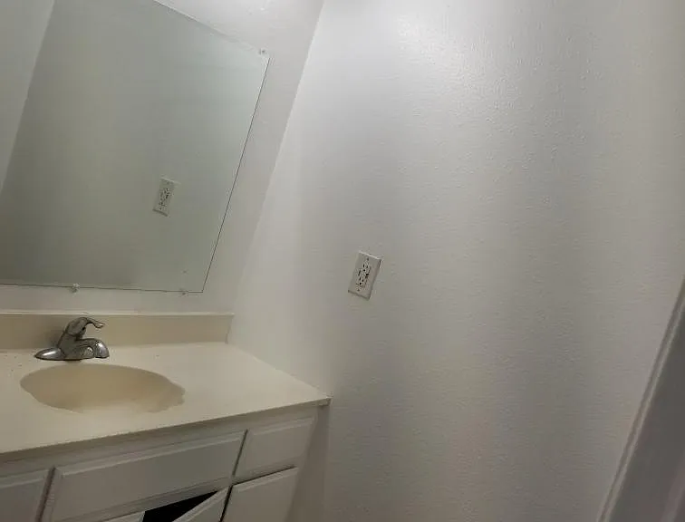 16615 S Denver Ave #4 — Photo 7
