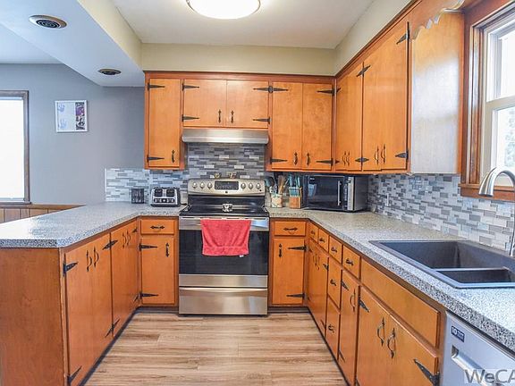 5th image of 402 E Benton St