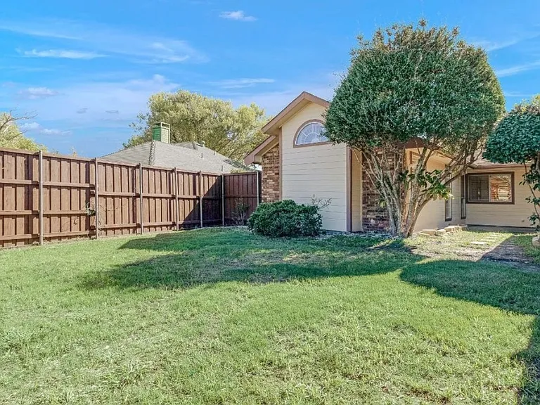 2305 Lancecrest Dr — Photo 17