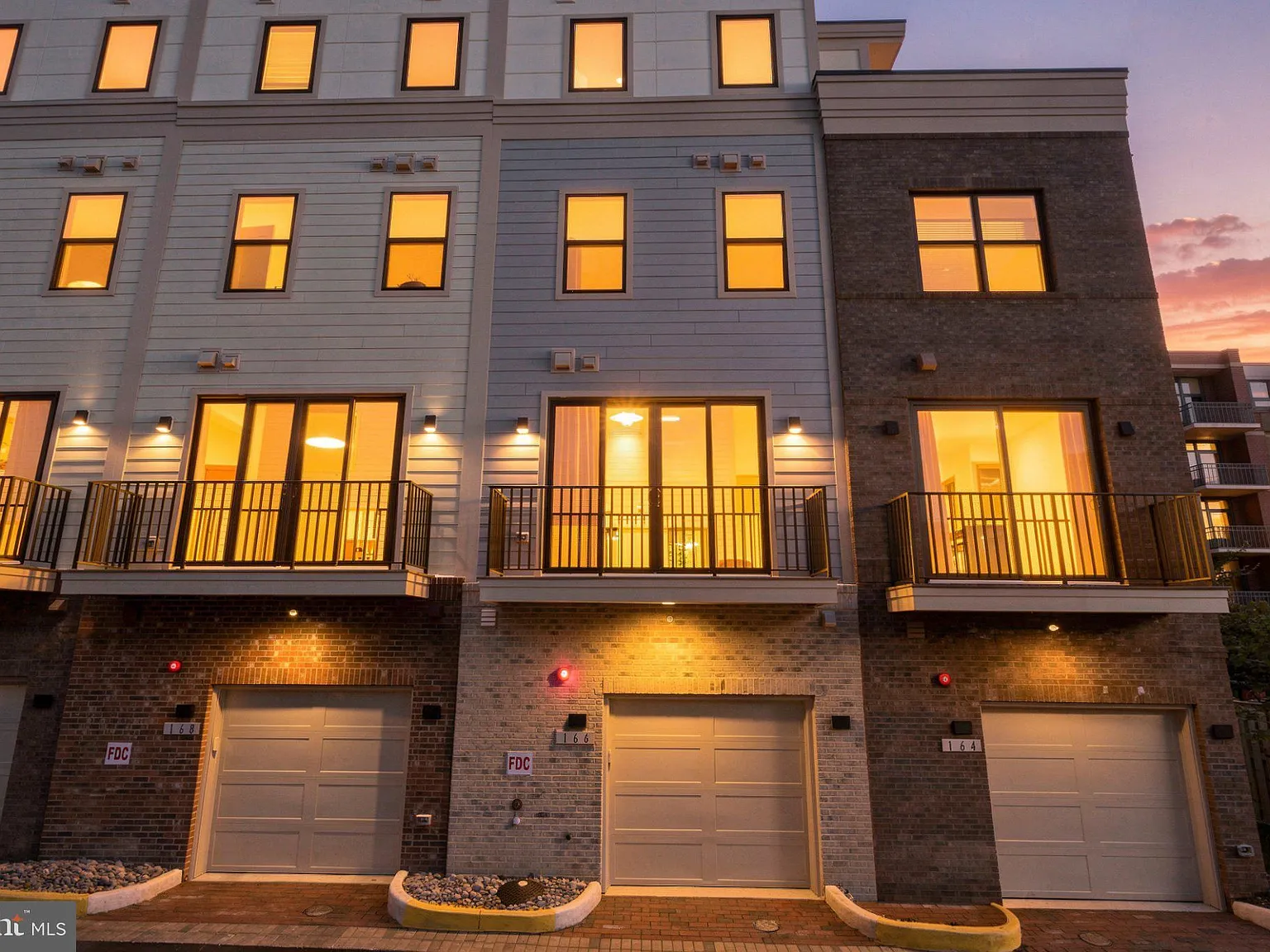 4 bed, 4.5 bath, 2025 sqft, $6,500 — Photo 3