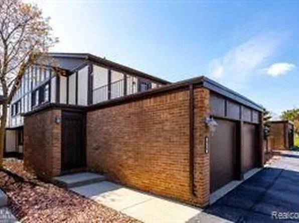 418 Country Club Dr, Saint Clair Shores, MI 48082