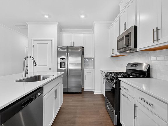4th image of 481 Venetian Dr