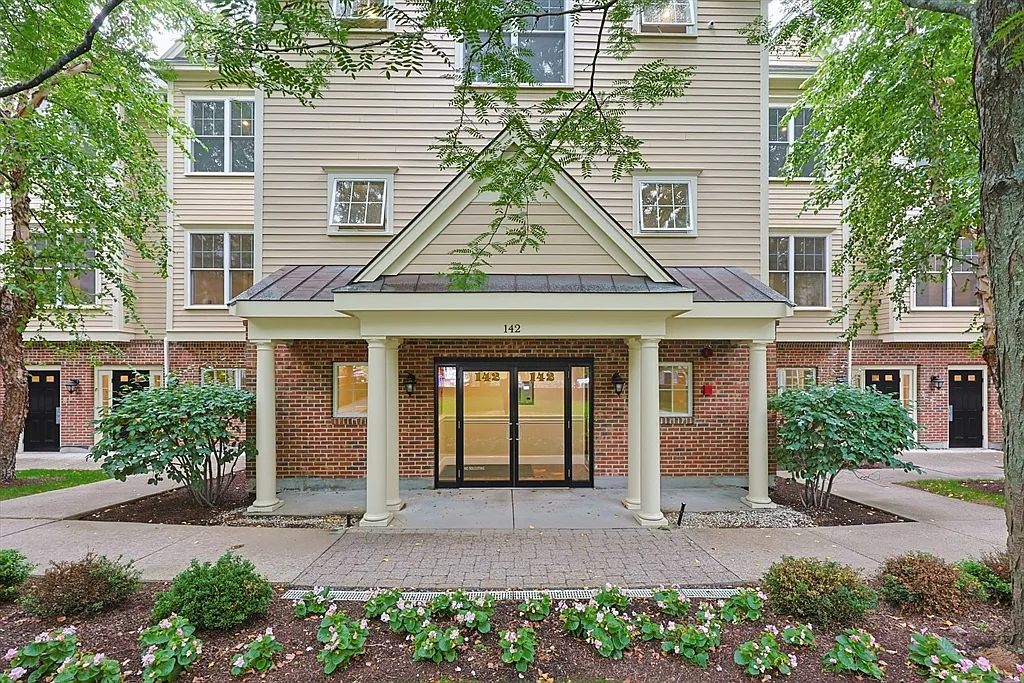 2 bed, 1.0 bath, 1180 sqft, $3,200 — Photo 1