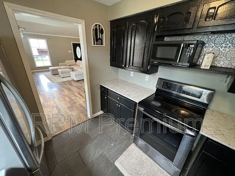 8725 Fairoaks St — Photo 11