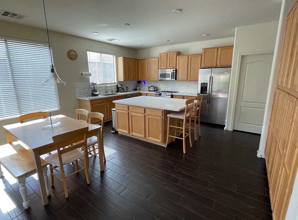 4 bed, 2.5 bath, 2987 sqft, $3,500 — Photo 2