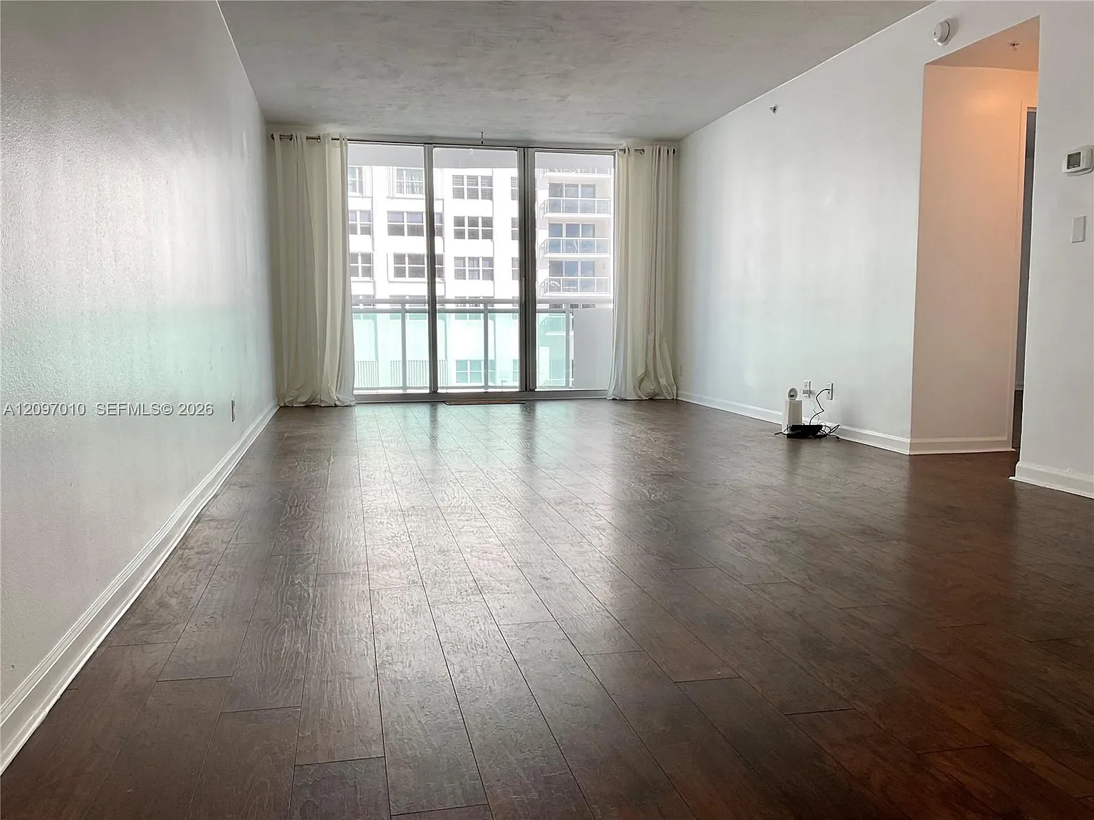 Residences On Hollywood B — Photo 4