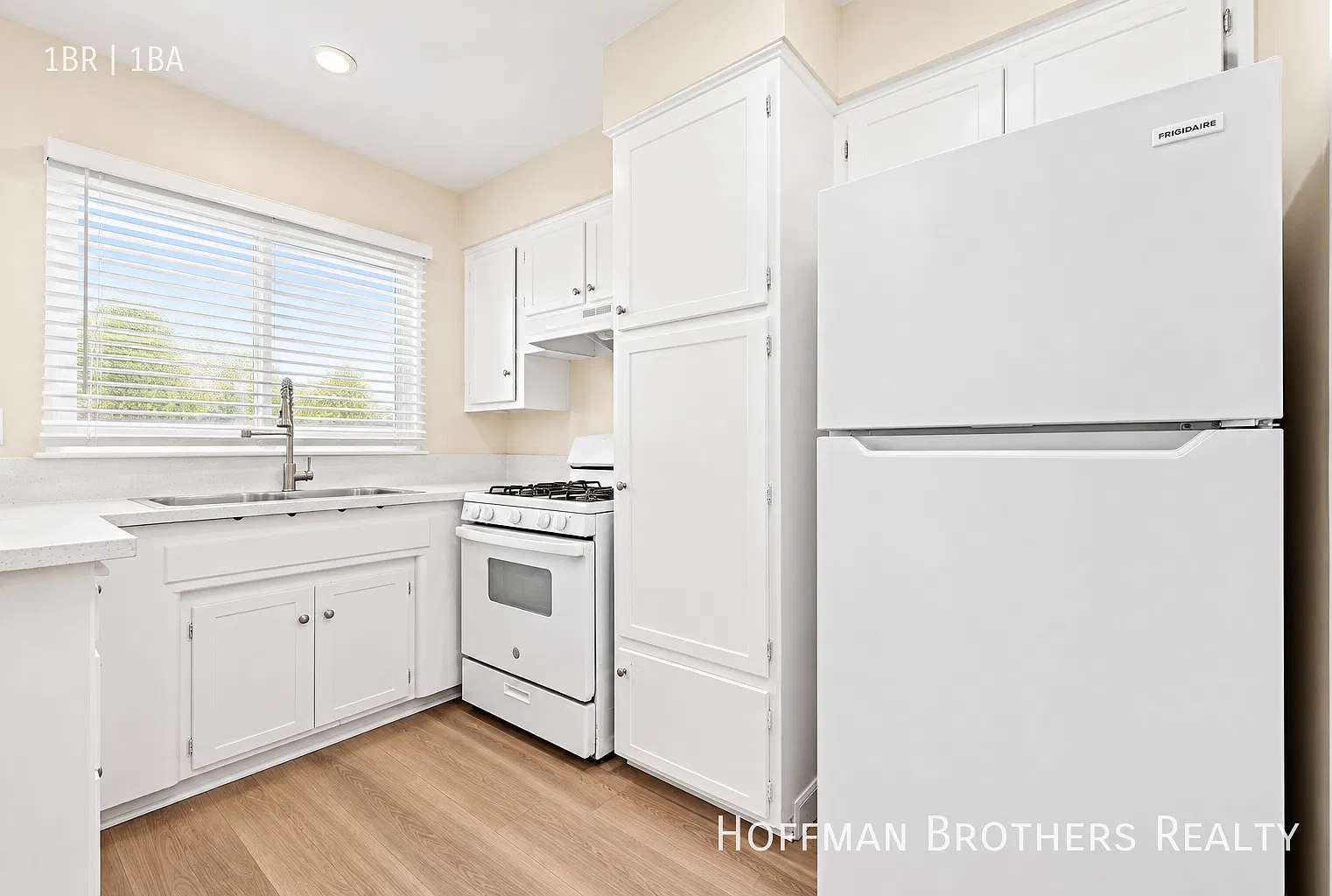 Baldwin Hills Apartment Near Shopping, Parks & Metro Connections — Photo 2