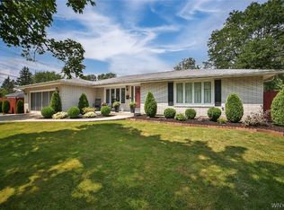206 Countryside Ln, Williamsville, NY 14221