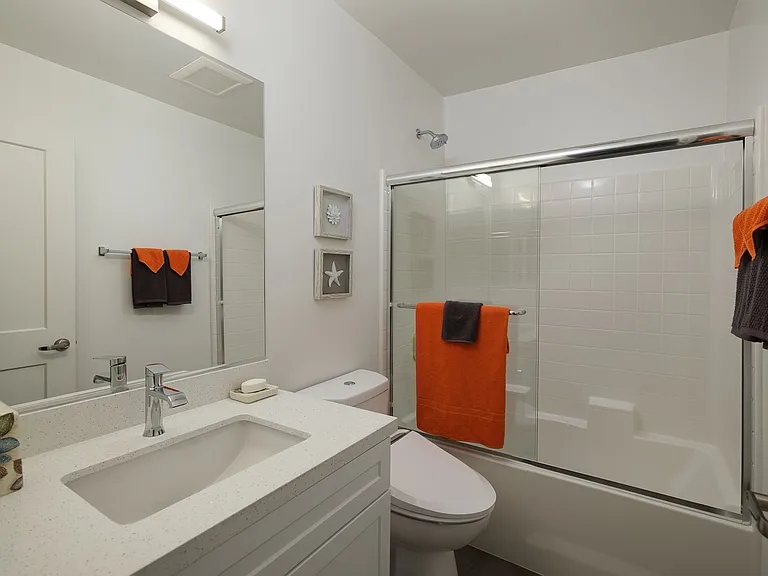 Spacious 2 Bed Townhouses! * Best Koreatown Location * Washer & Dryer * Bidet — Photo 8
