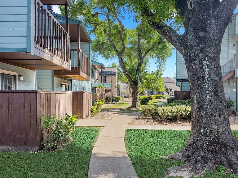Waters at Westchase Apartments — Photo 9