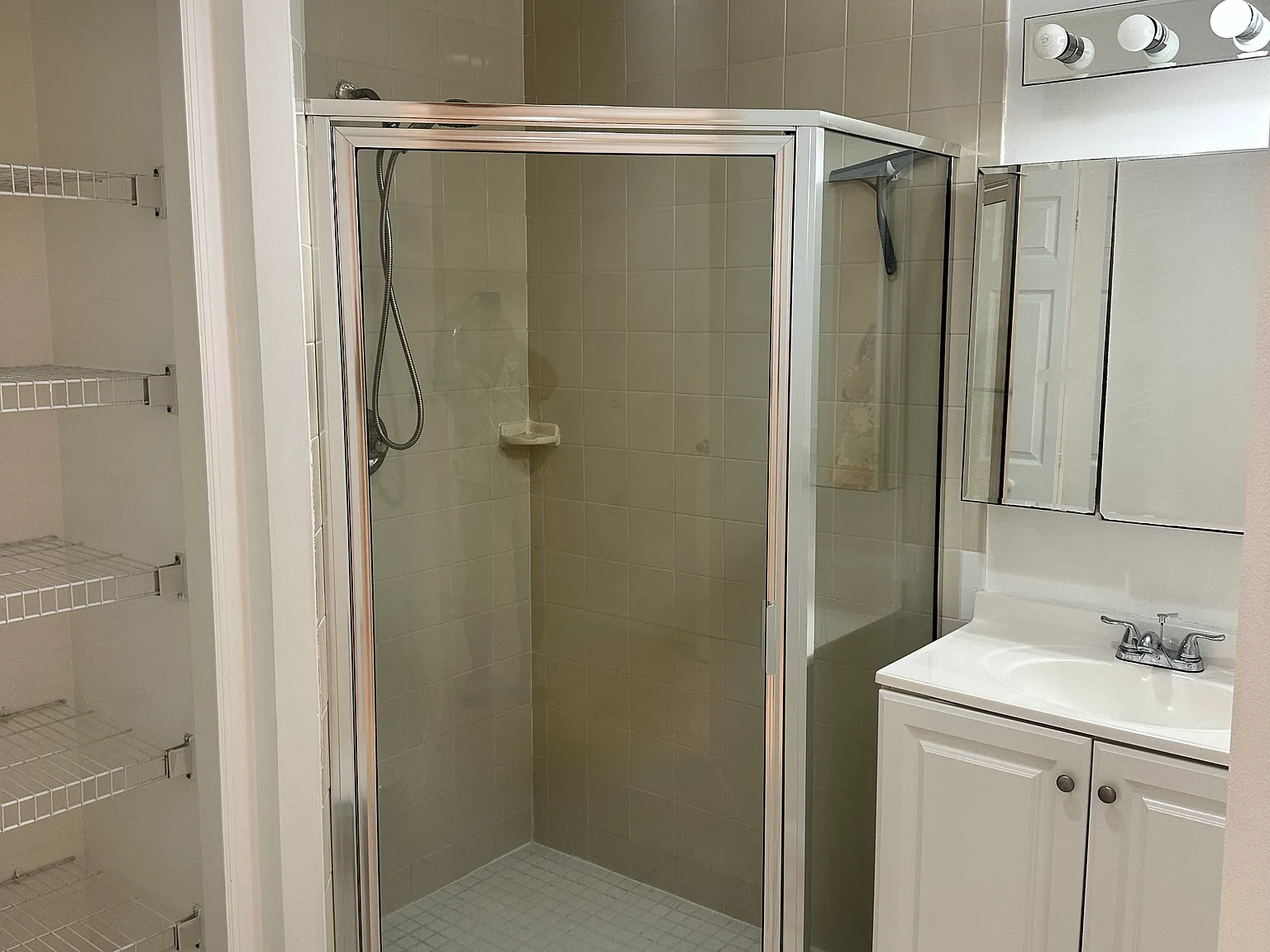 1 bed, 900 sqft, $1,550 — Photo 3