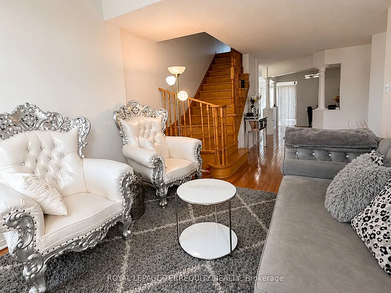 1215 Wadebridge Cres #UPPER — Photo 3