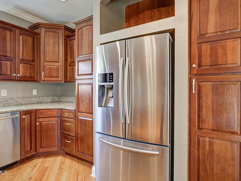 19th image of 405 Heather View Dr