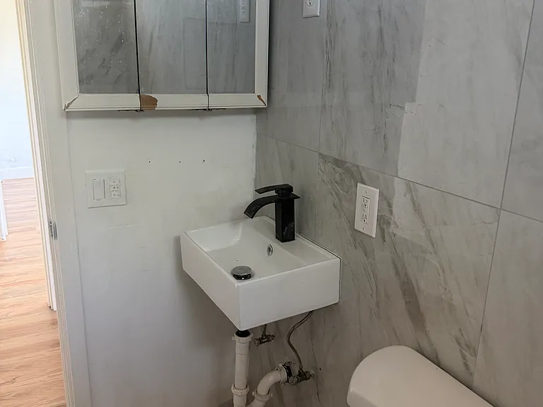 274 E C St — Photo 5