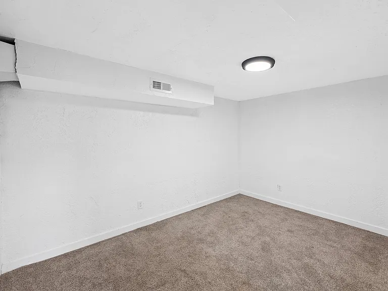 8004 E Broadway Ave — Photo 23