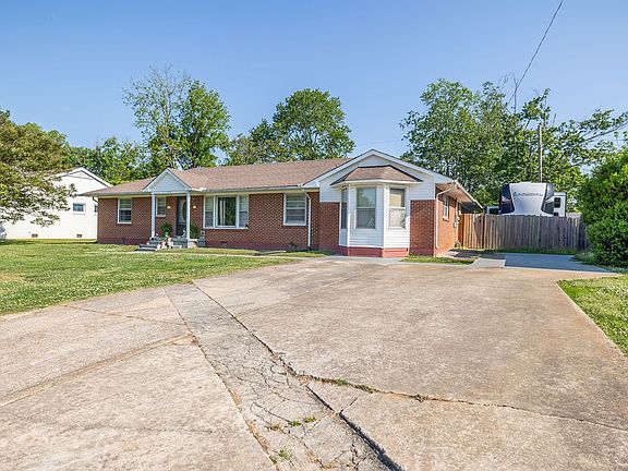 4th image of 218 Admiral Cir