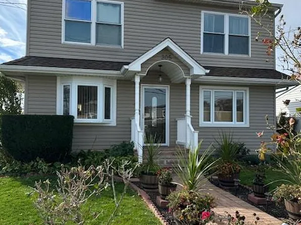 305 S Strong Avenue, Copiague, NY 11726
