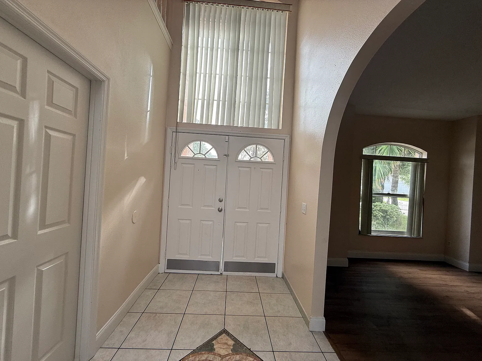 5 bed, 3.5 bath, 2741 sqft, $3,300 — Photo 2