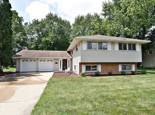 305 Carriage Hill Dr, Aurora, IL