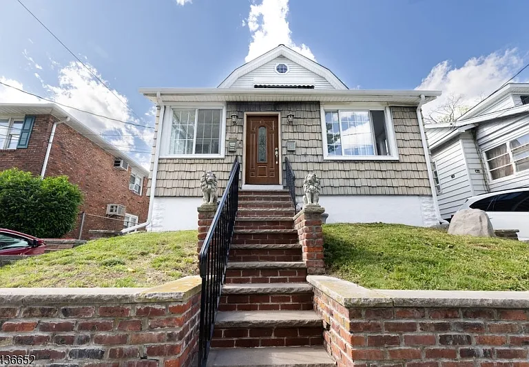 210 Globe Ave — Photo 1