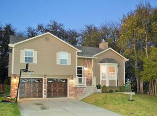 122 E Sierra Dr, Raymore, MO 64083