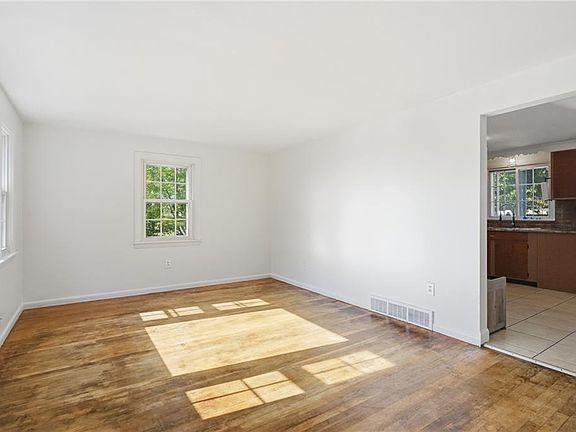 4th image of 165 Adrian St