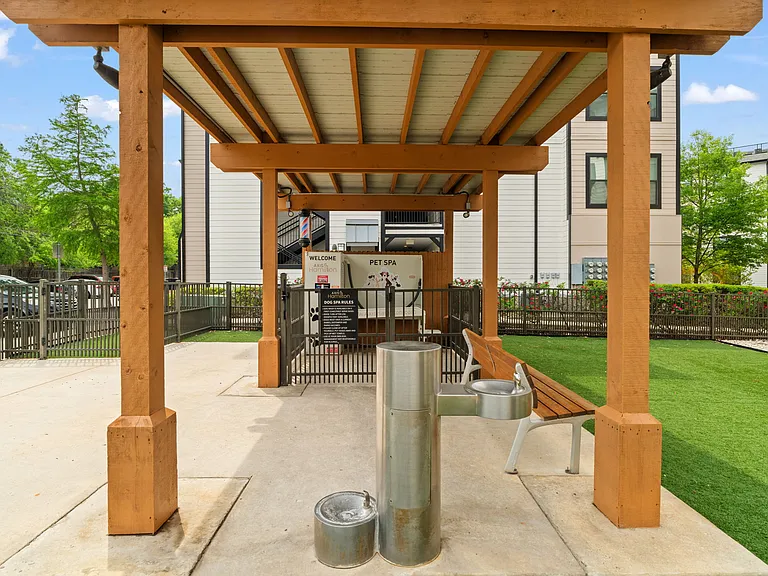 Axis Hamilton — Photo 30