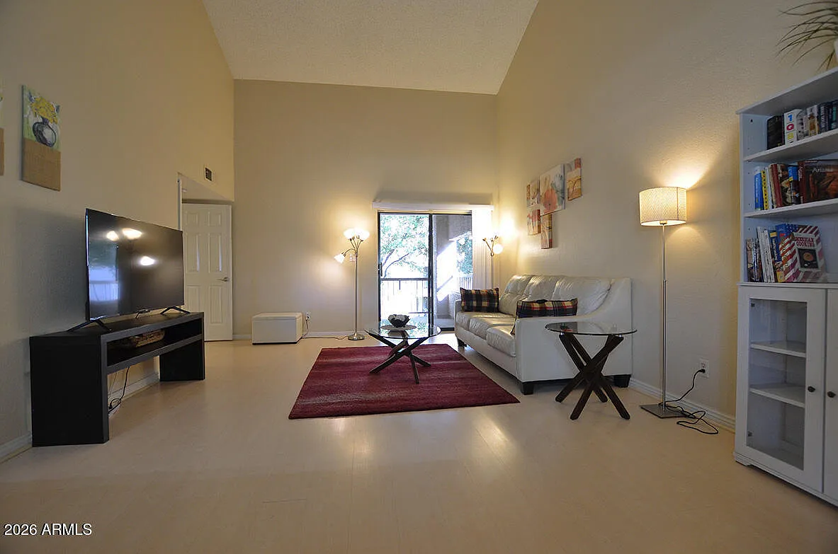 1 bed, 1.0 bath, 802 sqft, $1,650 — Photo 1