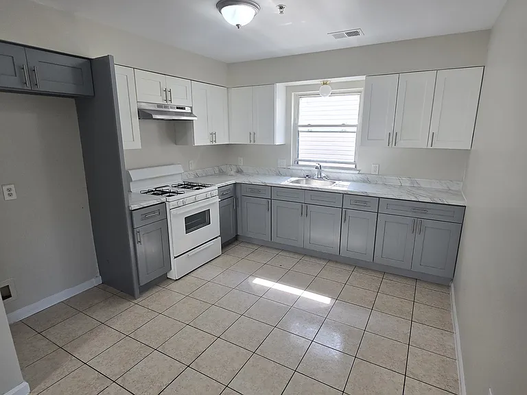 38 Wainwright St #1A — Photo 1